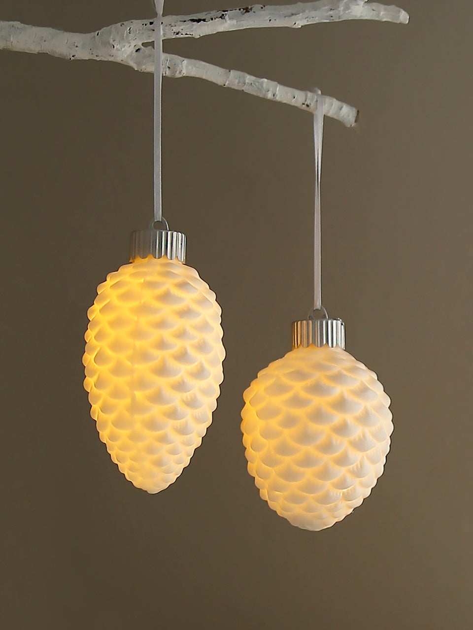 Boule de Noël lumineuse en céramique en forme de pomme de pin