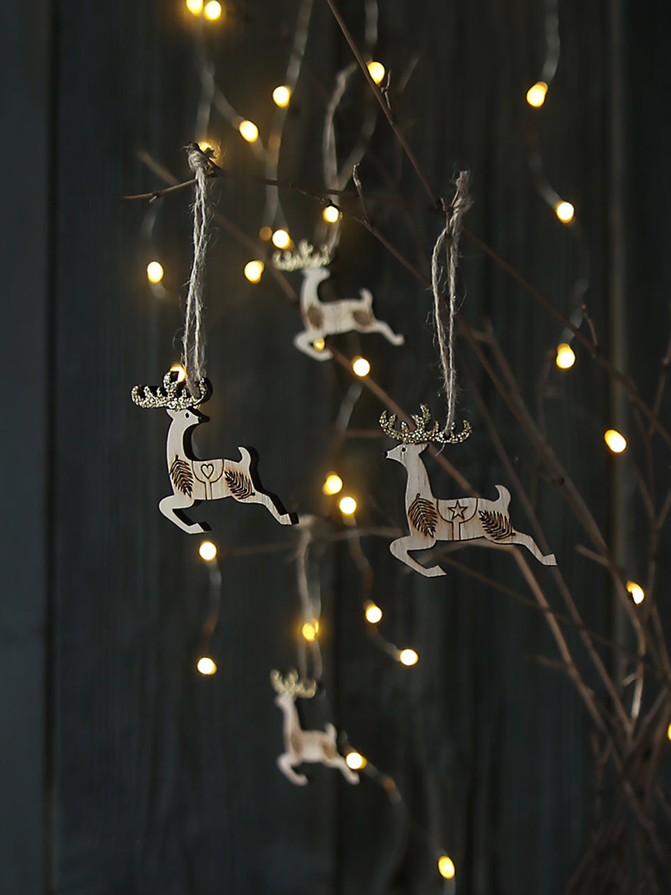Ensemble de huit rennes bondissants aux bois dorés