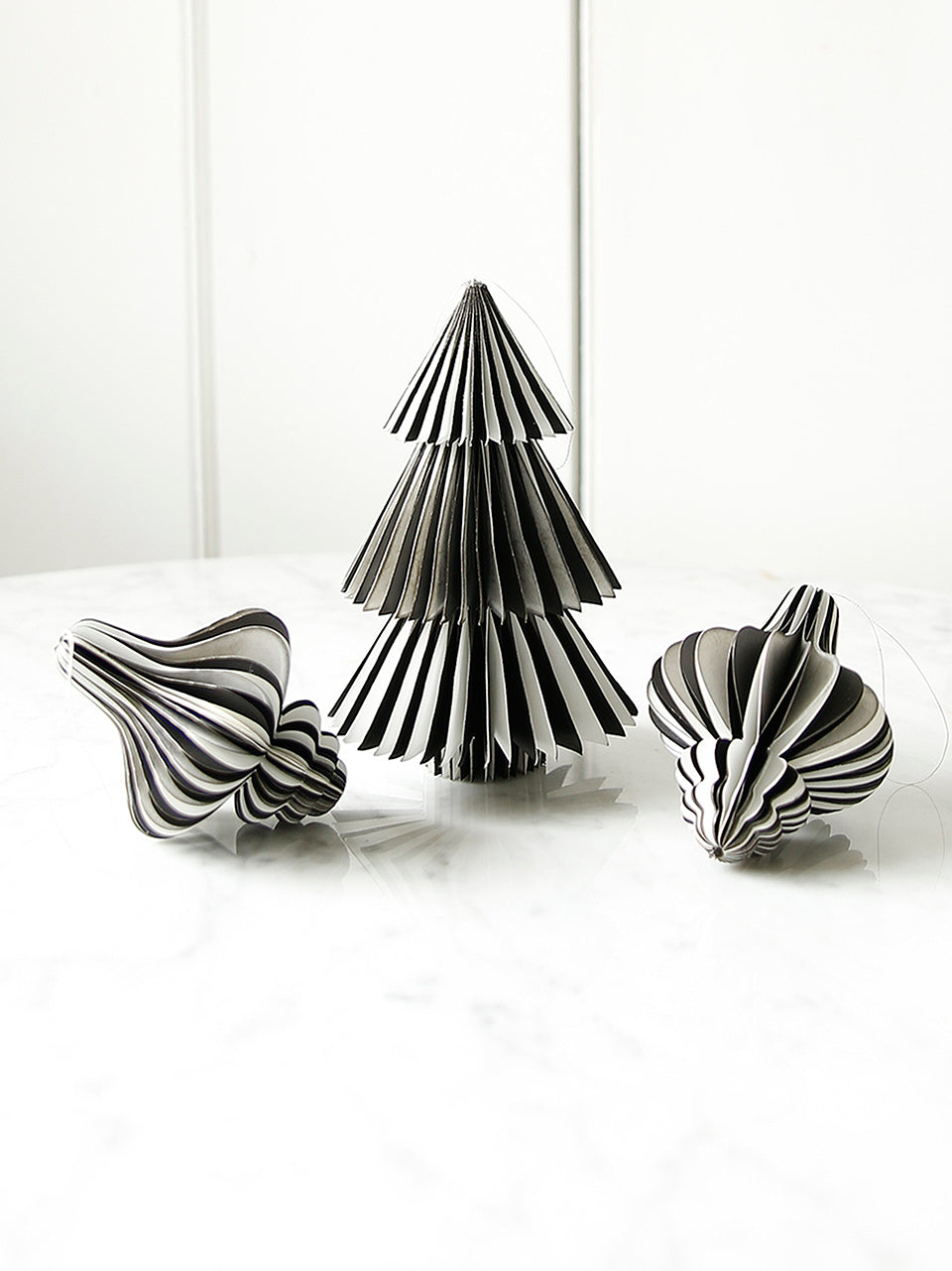 Décoration suspendue en papier monochrome