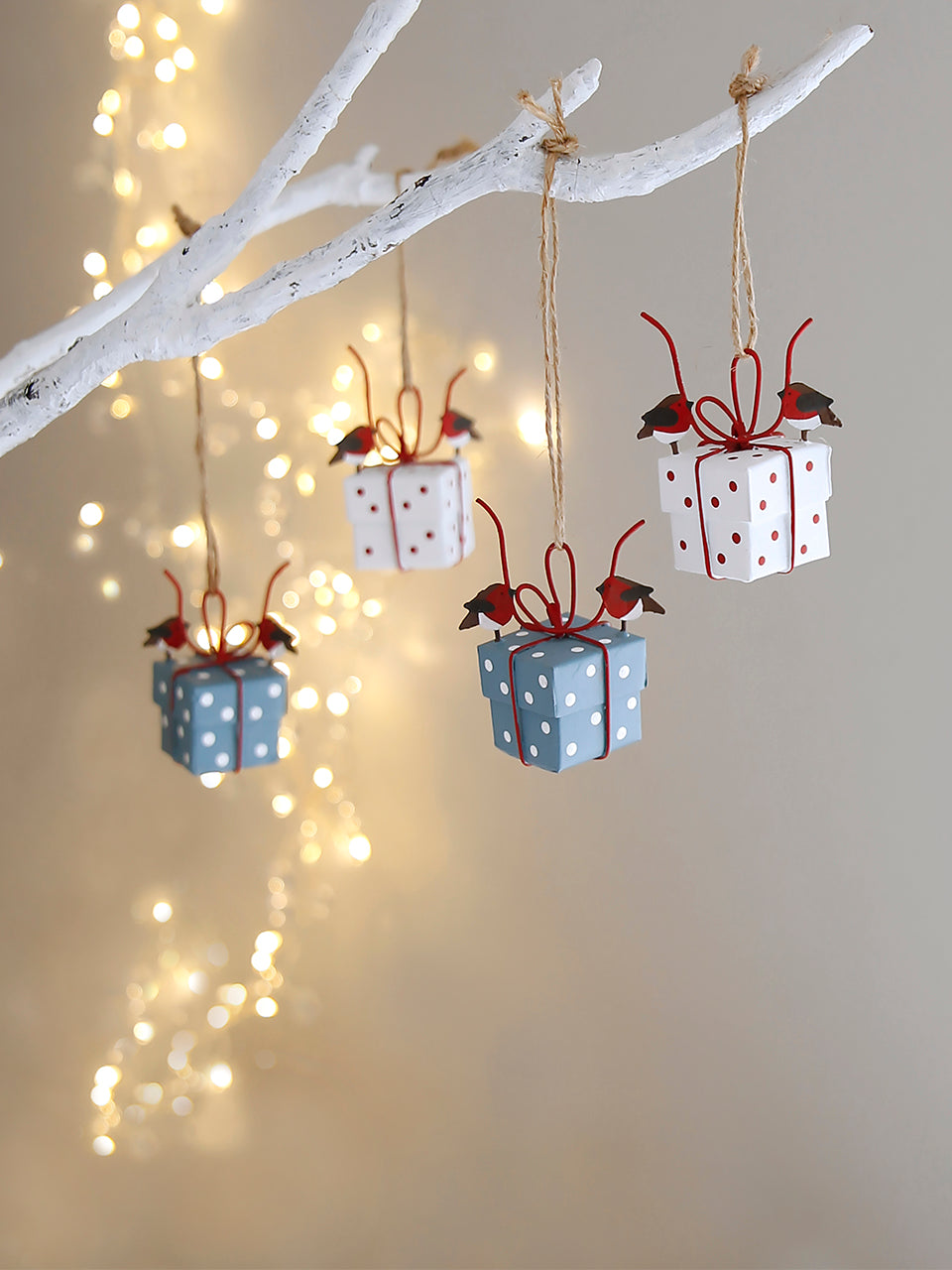 Robin noue une mini décoration de cadeau