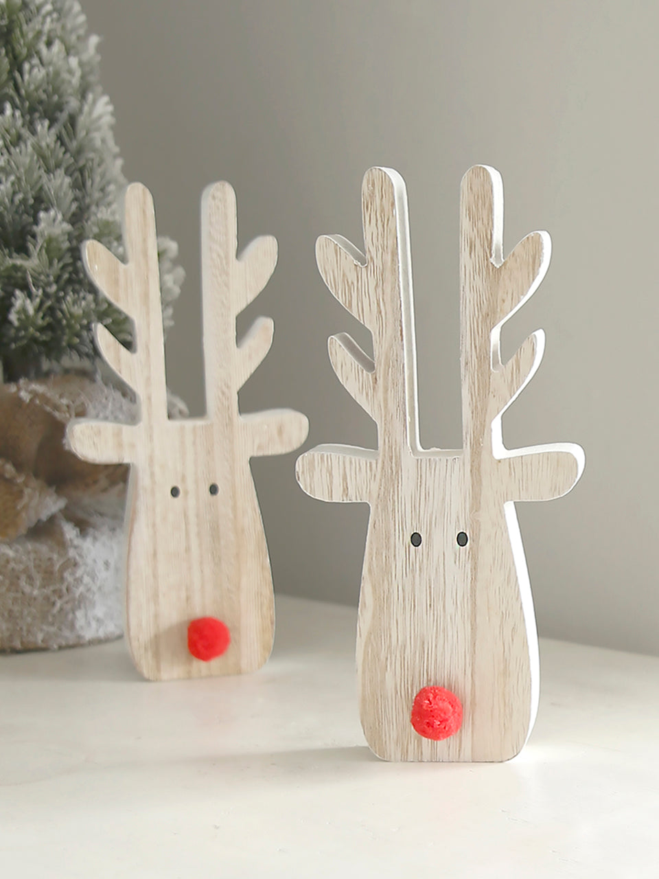 Renne en bois debout au nez rouge