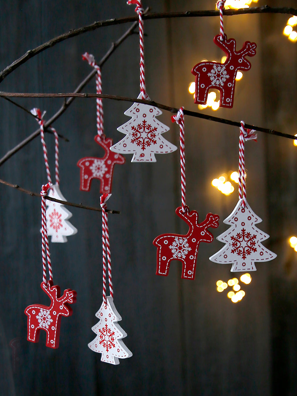Ensemble de rennes et d'arbres en bois rouge et blanc