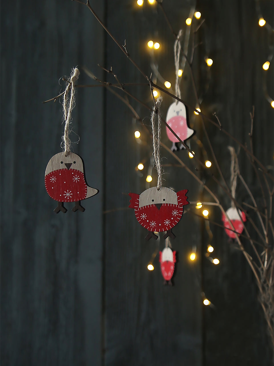 Ensemble de huit décorations suspendues en bois représentant des rouges-gorges