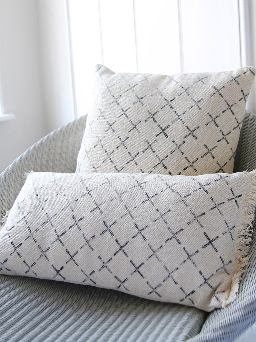 Coussin à motif croix grise